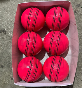 Balle de cricket rose 156 g |   Ballon de cricket cousu à la machine, 4 pièces |   Noyau entièrement en liège |   Cuir de vache |   Ibex Hills International - Product Image 4