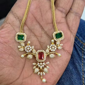 Collar moderno de cadena de oro afgano con cristales rectangulares verde esmeralda y rojo rubí en una piedra blanca floral. - Product Image 1