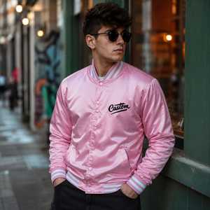 Chaqueta Varsity Rosa de Satén Personalizada para Hombre, Cuello Alto, Cierre de Pullover, Logotipo Bordado en la Parte Delantera, Estilo Bomber Informal para Invierno - Product Image 1