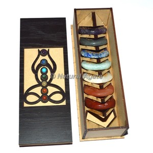 Caja grabada en sánscrito con 7 piedras de chakra, caja de regalo – Set de chakras al por mayor - Product Image 5