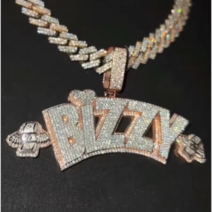 จี้เพชรแบบกำหนดเองสไตล์ฮิปฮอป ผ่านการทดสอบเพชร ทองคำขาวสองสี ประดับเพชรโมอิสซาไนต์ VVS รูปตัวอักษร พร้อมสร้อยคิวบาลิงค์ - Product Image 1