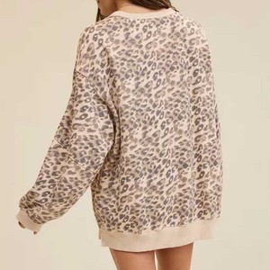 Sweat-shirt à col rond surdimensionné à imprimé léopard pour femmes, épaules tombantes, manches longues, tricot en coton, style automne - Product Image 3