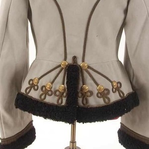Chaqueta blanca de la Guardia Imperial Rusa con ribete de piel negra y trenzado dorado. - Product Image 4