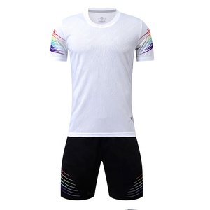 Maillot de football blanc pour homme avec imprimé manches arc-en-ciel et ensemble short noir, design respirant et coupe athlétique toutes saisons - Product Image 1