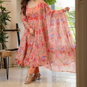 Nuevo Traje Anarkali con Estampado Floral en Organza, Vestido y Pantalón con Detalles Realistas y Dupatta - Product Image 1