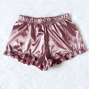 Shorts en satin rose pour femme avec volants, taille élastique, taille mi-haute, style doux, coupe régulière, respirant, 100 % soie - Product Image 1