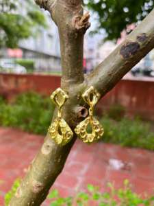 Pendientes colgantes geométricos chapados en oro de 18k con efecto martillado, en forma de caparazón de tortuga irregular, de latón macizo, joyería metálica llamativa para mujer. - Product Image 6