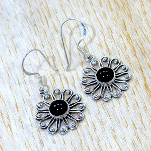 Prêt à expédier – Boucles d'oreilles pendantes florales en argent sterling 925 avec cabochon rond en onyx noir naturel – En stock – Faible MOQ – Commande d'échantillon - Product Image 1