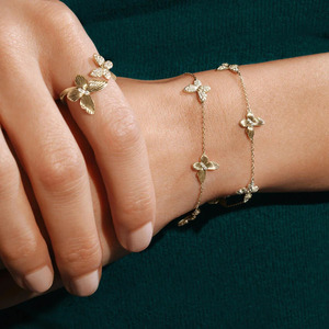 Pulsera de cadena con dijes de diamante de punta compartida y mariposa acanalada - Product Image 4