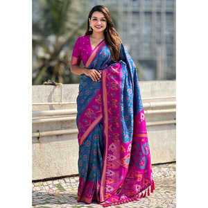 Sari Patola de Seda Suave Azul con Tejidos en Contraste, Colección de Chales de Lujo - Product Image 4