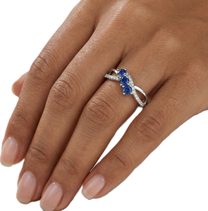 Anillo de compromiso de oro macizo de 18K con zafiro de laboratorio de corte redondo, claridad DEF VS VVS, diamantes de laboratorio y banda retorcida con detalles de diamantes pavé. - Product Image 6