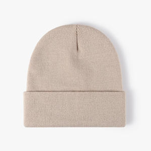 Bonnet léger en acrylique 100 % avec broderie en relief personnalisée, fabricant de tricots sur mesure pour les marques de streetwear américaines - Product Image 5