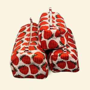 ชุดกระเป๋าเครื่องสำอางลายสตรอว์เบอร์รี 3 ชิ้นสุดหรู ผ้าควิลท์กันน้ำ ผลิตจากผ้าฝ้าย เหมาะสำหรับการเดินทาง พร้อมจำหน่าย - Product Image 2