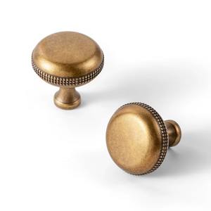 Pomo de puerta metálico elegante de alta calidad que se presenta como una pequeña corona sobre la puerta, digno y refinado. - Product Image 1