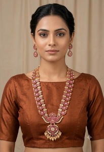 Parure de bijoux plaqué or avec collier long et boucles d'oreilles motif paon, style indien du Sud, pour tenue traditionnelle ethnique et festive - Product Image 5