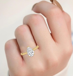 Anillo de Compromiso Clásico de Oro Rosa de 10K con Diamante Cultivado en Laboratorio de Corte Pera de 2.10 CTW y Halo Oculto - Product Image 5