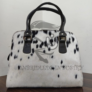 UNBRIDLEDS INDUSTRY Bolso Tote de Cuero Vacuno Negro y Blanco Hecho a Mano con Correas de Cuero Negro, Estilo Hip-Hop/Rock para Exteriores - Product Image 5