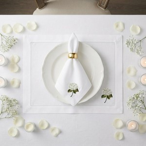 Ensemble de sets de table et de serviettes en coton pur brodé d'hortensias blancs chics - Décoration de table florale de luxe pour les fêtes - Product Image 1