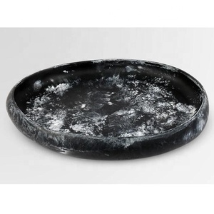 Plat de service en résine à forme irrégulière, design tourbillon en époxy personnalisé, luxe moderne, poli, durable, pour la présentation des aliments et les fêtes - Product Image 4