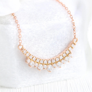 Collar de Diamantes Cultivados en Laboratorio con Barra Curva en Oro Rosa - Product Image 4
