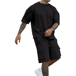 Conjunto de camiseta y pantalones cortos casuales de verano para hombre, color negro, cuello redondo, manga corta, color sólido, tejido de punto, 100% algodón, pantalones cortos cargo. - Product Image 1