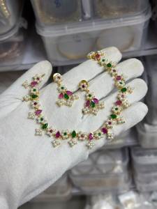 Collier de luxe en zircon et perles d'imitation plaqué or pour femme, idéal pour mariages et fêtes - Vente en gros Bhargavi - Product Image 5