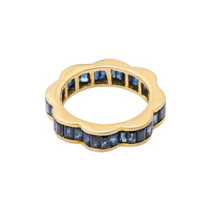 Bague Éternité en Or Jaune Massif 18 carats avec Saphirs Bleus Naturels Taille Baguette et Motif Floral Festonné, Collection Memoria Jewels – Vente en Gros - Product Image 1