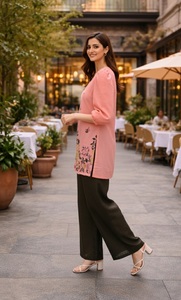 Collection élégante et haut de gamme d'ensembles coordonnés pour femmes, couleur pêche, manches courtes, disponible à prix avantageux pour le bureau et les soirées. - Product Image 3