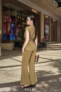 Ensemble pantalon deux pièces uni pour femme, tenue de bureau, haut à manches courtes ceinturé et pantalon évasé en spandex extensible, boutonné, OEM ODM NELLY - Product Image 4