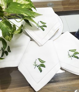 Serviettes de table en coton brodé carrées classiques personnalisées, réutilisables, durables, lavables, avec ourlet festonné, pour dîners, mariages et fêtes - Product Image 4