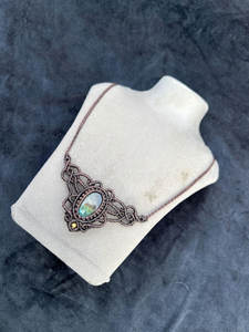 Collar de Macramé Hecho a Mano con Colgante de Labradorita, Piedra Brillante, Cordón Marrón Ajustable, Curativo - Product Image 3