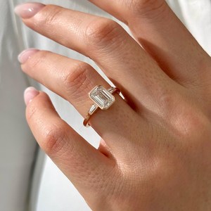 แหวนเพชรทรงเอเมอรัลด์ 2 กะรัต ประดับแบบเบเซลเซ็ต สไตล์อาร์ตเดโค ทองคำขาว 14k ประดับเพชรทรงเอเมอรัลด์ E VVS2 และเพชรสามเม็ด ได้รับการรับรองจาก IGI - Product Image 4
