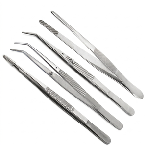 Pince médicale/chirurgicale en acier inoxydable tenue par une main avec de longs ongles rouges vibrants et soignés. L'instrument présente une précision - Product Image 6