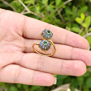 แหวนพลอยเทรนดี้ ลาบราดอไรต์ธรรมชาติ แกะสลักด้วยมือ แหวนสองเม็ดประดับมรกต CZ ชุบทอง 18K แบบหนามเตย สำหรับผู้หญิง - Product Image 4