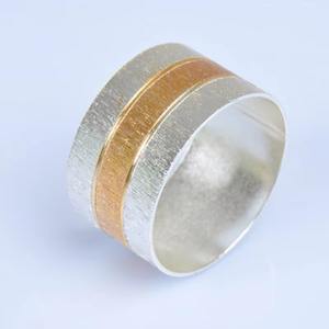 Magnifiques anneaux de serviette en métal à motif de feuilles, qui subtilement reforcent la bonne tenue de table et rehaussent la richesse tactile et visuelle des repas. - Product Image 3