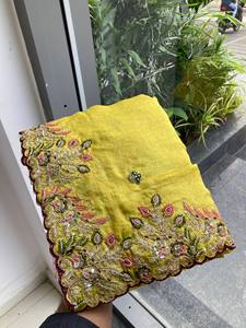 Sari de Chifón Amarillo Elegante de NiMa Creations con Borde Bordado, Traje Tradicional de Boda para Mujer, Largo hasta el Suelo, Corte Regular, Gujarat - Product Image 3