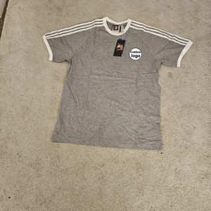 ชุดเซ็ตสองชิ้นสำหรับผู้ชาย ปี 2025 เสื้อยืดและกางเกงขาสั้นสั่งทำพิเศษ สีเทา ไซส์เล็ก **ของใหม่พร้อมป้ายแท็ก** - Product Image 2