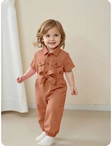 Mono para niña pequeña con bolsillos utilitarios y cinturón con lazo, estilo cargo. - Product Image 2