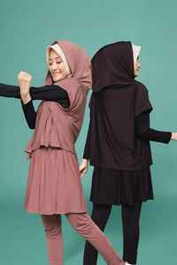 ชุดออกกำลังกายผู้หญิงแบบสุภาพ เสื้อฮู้ดดี้แขนยาวและกางเกงขายาว ชุดยืดหยุ่นใส่สบายสำหรับออกกำลังกาย ผู้ผลิตขายส่งสำหรับการออกกำลังกายและฟิตเนส - Product Image 5