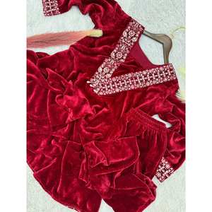 Bonito conjunto de Top y falda de fiesta con encaje Kodi talla XL - Product Image 1