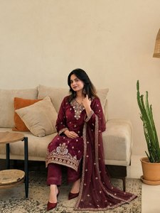 Élégant ensemble Salwar pakistanais bleu acier avec broderies argentées lourdes et dupatta en tulle de créateur, tenue de fête haut de gamme complète - Product Image 6