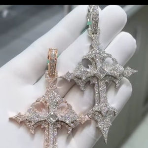 จี้เพชรโมอิสซาไนต์ VVS1 แบบสั่งทำพิเศษ สร้อยคอเงินแท้ 925 ชุบทองคำขาว ประดับเพชรเต็มชิ้นด้วยเทคนิค Pave Setting - Product Image 1