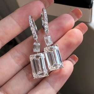 Pendientes de Aro con Esmeralda Cultivada en Laboratorio y Diamantes de Corte Redondo en Oro o Plata, Certificados por IGI, DEF VVS VS, Pendientes de Lujo con Múltiples Piedras, Regalo - Product Image 2