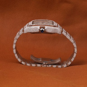 นาฬิกา Aurevail VVS Moissanite ตัวเรือนทองคำประดับเพชรเต็มหน้าปัดทรงกลม หน้าปัดสีดำคลาสสิก ตัวเลขโรมัน ขอบหน้าปัดแบบฟลูเต็ด นาฬิกาหรูสั่งทำพิเศษ - Product Image 2