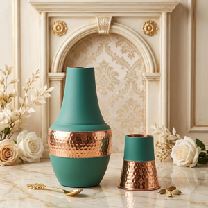 Pichet à eau en cuivre vert martelé à la main, traditionnel indien, fait main, rustique, pour la maison et la cuisine - Product Image 1