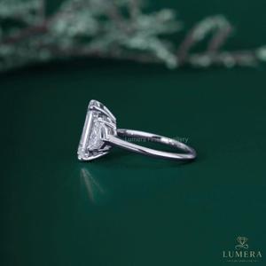Bague de fiançailles en or blanc 18 carats avec trois diamants de laboratoire taille émeraude de 5,8 carats et pierres latérales trapézoïdales, certifiée IGI, luxe - Product Image 4