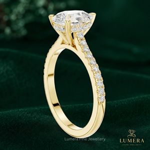 Bague de fiançailles de luxe en or jaune avec diamant de laboratoire fantaisie en forme de poire de 1,62 carat, certifié IGI, sertissage à griffes en V, qualité supérieure pour mariée - Product Image 4
