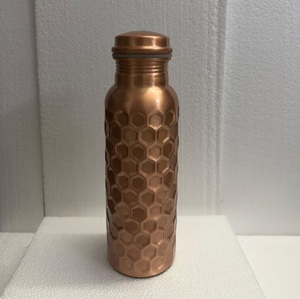 Botella de Agua Moderna de Cobre Puro con Diseño de Panal, Frasco de Cobre Geométrico en Relieve, Antiderrames, para Bebidas Ayurvédicas, Venta al por Mayor para Gimnasios - Product Image 2