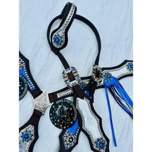 Ensemble de têtière et de collier de poitrine en cuir noir pour cheval de style western, avec conchos en strass bleus et franges, confortable et durable, pour l'équitation - Product Image 2
