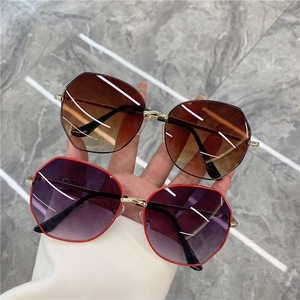 Gafas de Sol Personalizadas de Moda 2024 para Hombre, Gafas de Sol con Estuche, Montura en Colores Negro y Plateado - Product Image 2